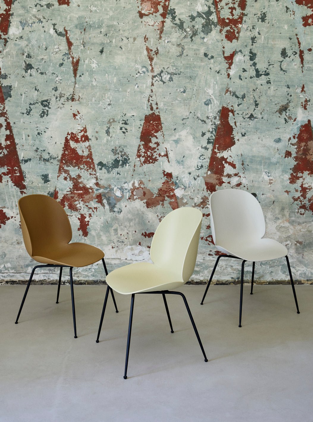 4 chaises en plastique beige et acier noir mat 55x56x87cm Beetle - Gubi - The Cool Republic