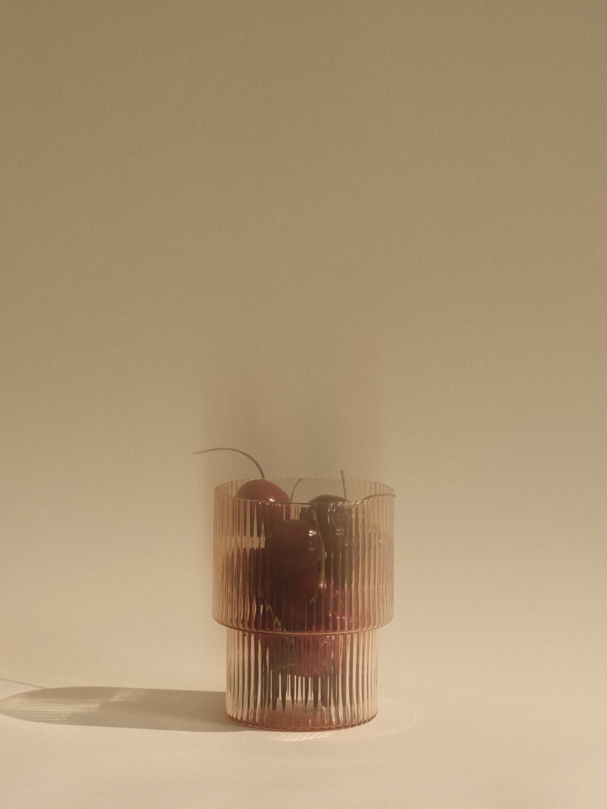 4 Verres à eau en verre soufflé recyclé rose Ripple - Ferm Living - The Cool Republic