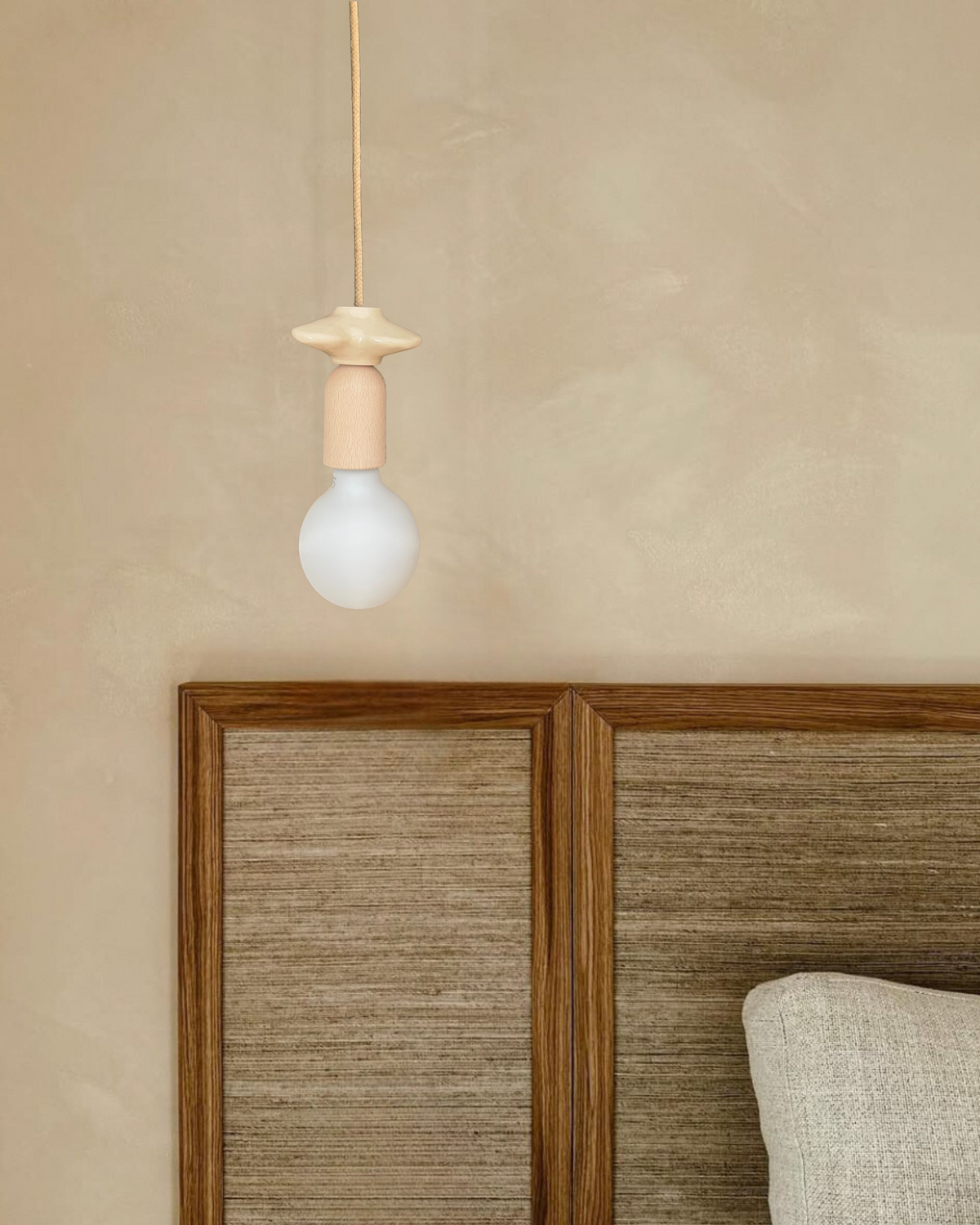 Hängeleuchte aus Keramik und Holz, eine helle Blume Mona - Carré coco