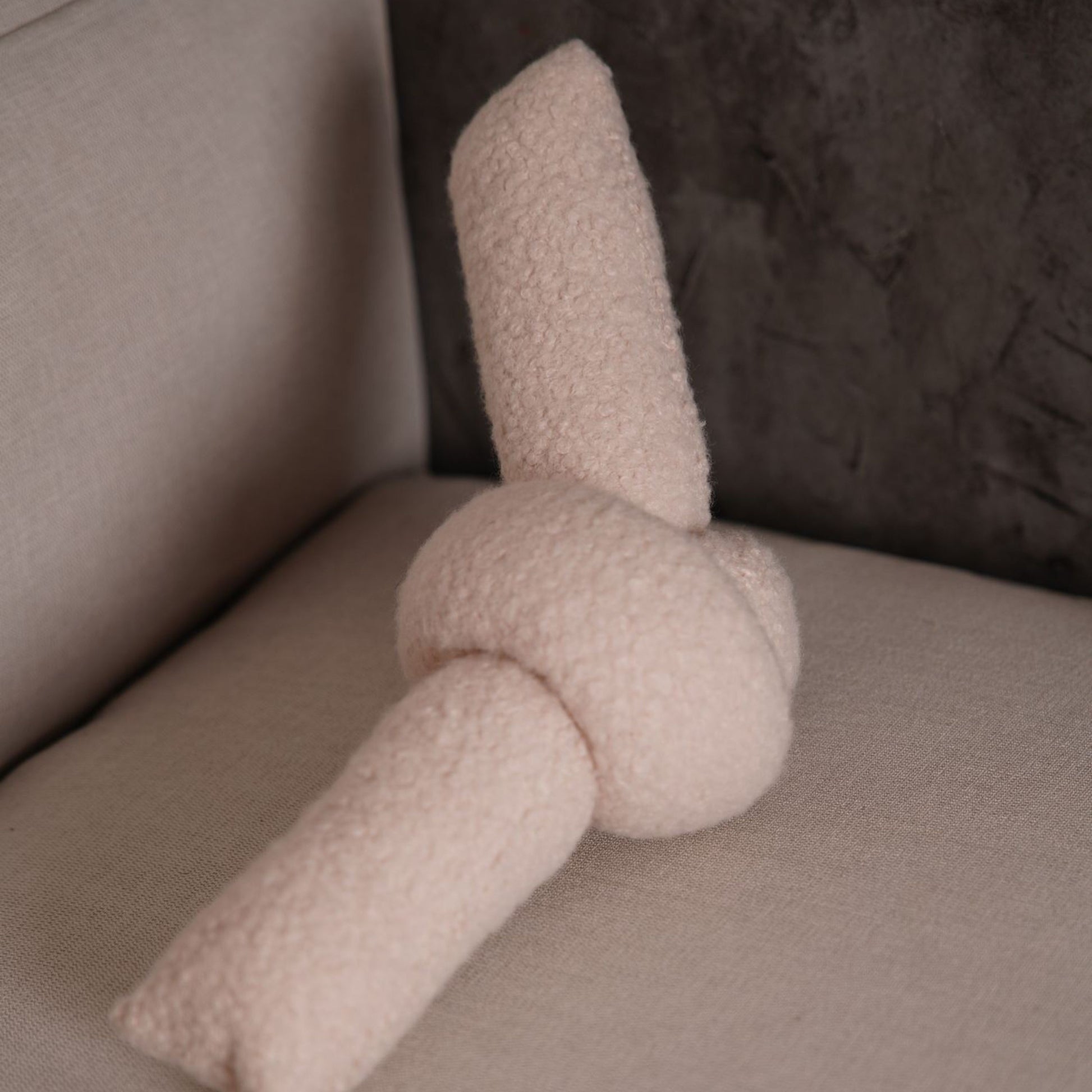 Coussin noeud en tissu bouclé beige clair 44x22x18cm Ask dugum - Home Design — 401747.jpg