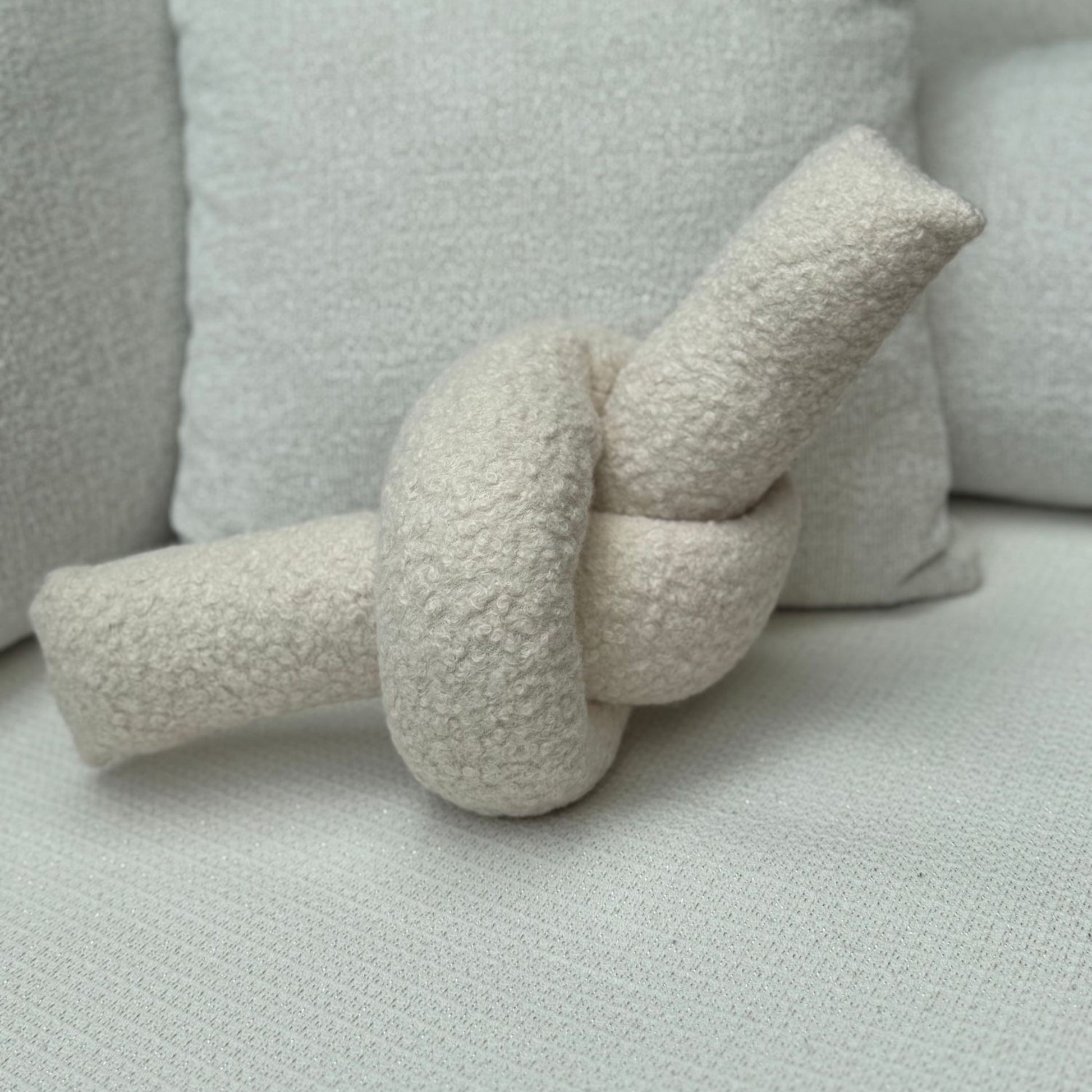 Coussin noeud en tissu bouclé beige clair 44x22x18cm Ask dugum - Home Design — 401748.jpg