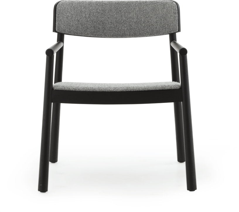 fauteuil-en-bois-de-frene-noir-et-tissu-gris-hallindal-166-timb-normann-copenhagen-1