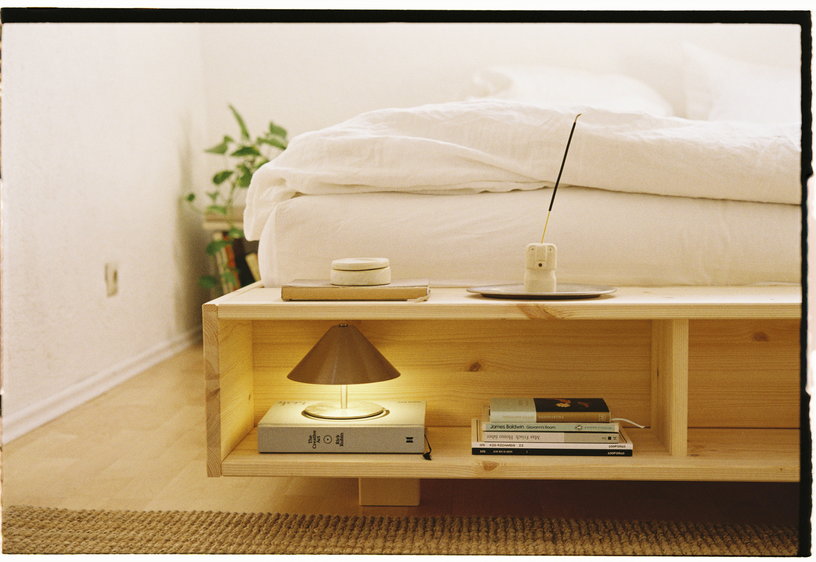 sommier-avec-rangement-en-bois-de-pin-naturel-90x200cm-merge-karup-design-3