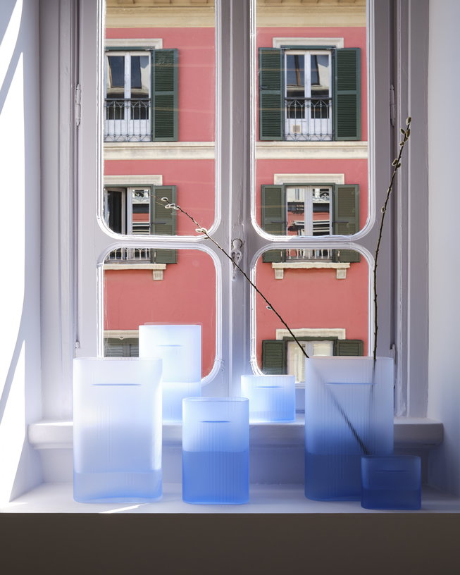 vase-en-verre-souffle-bleu-16-5cm-ridge-muuto-7