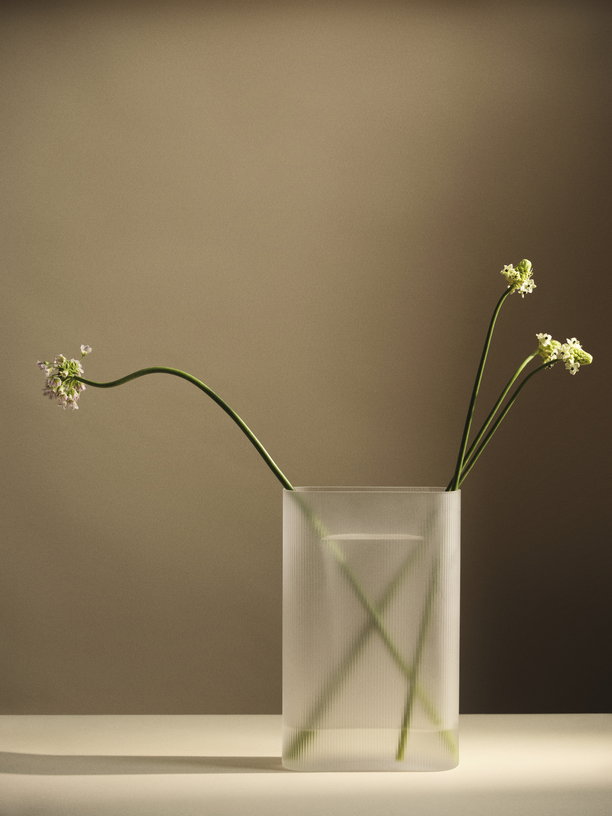 vase-en-verre-souffle-of-white-35cm-ridge-muuto-4