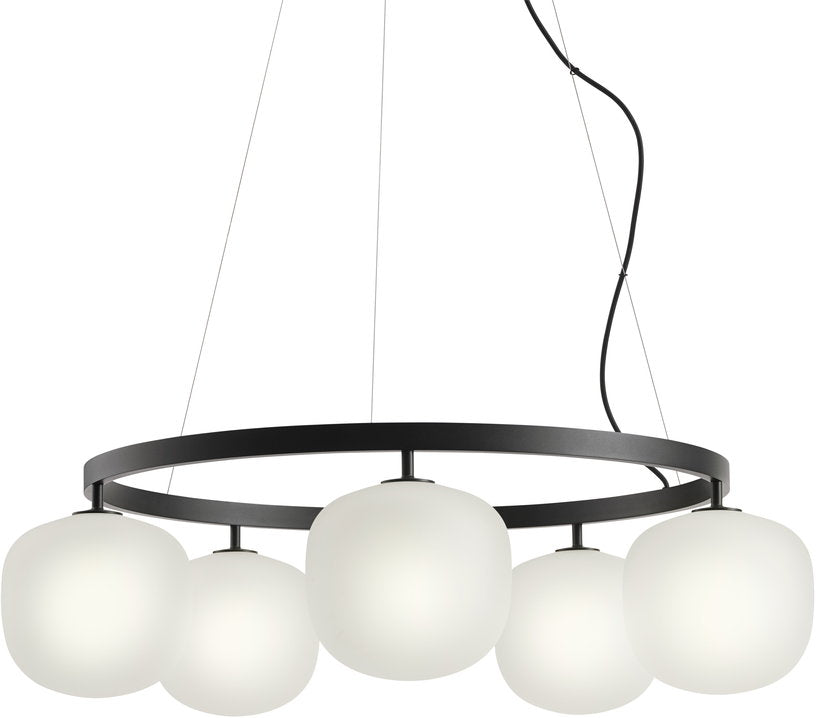 lustre-en-aluminium-noir-et-verre-souffle-rime-muuto-2