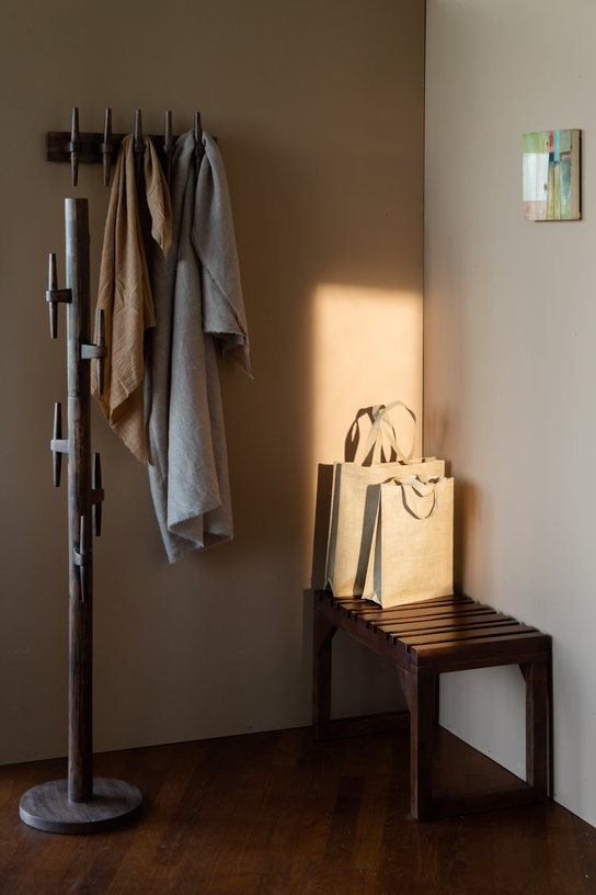 porte-manteau-en-bois-de-manguier-52x9x23cm-jackub-dutchbone-5