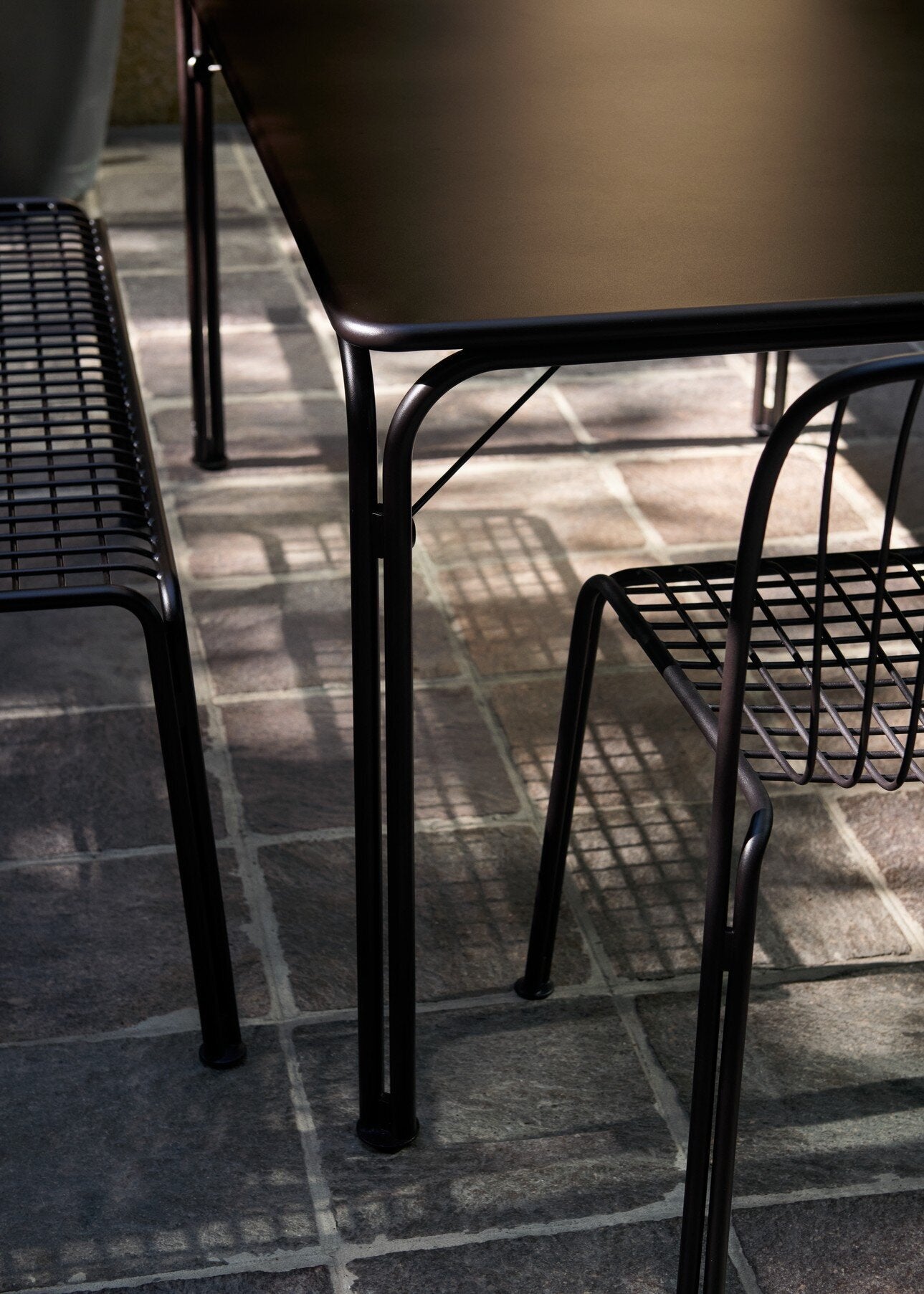 Table rectangulaire de jardin en acier noir chaud 160x90cm Thorvald SC113 - &tradition — 403582.jpg