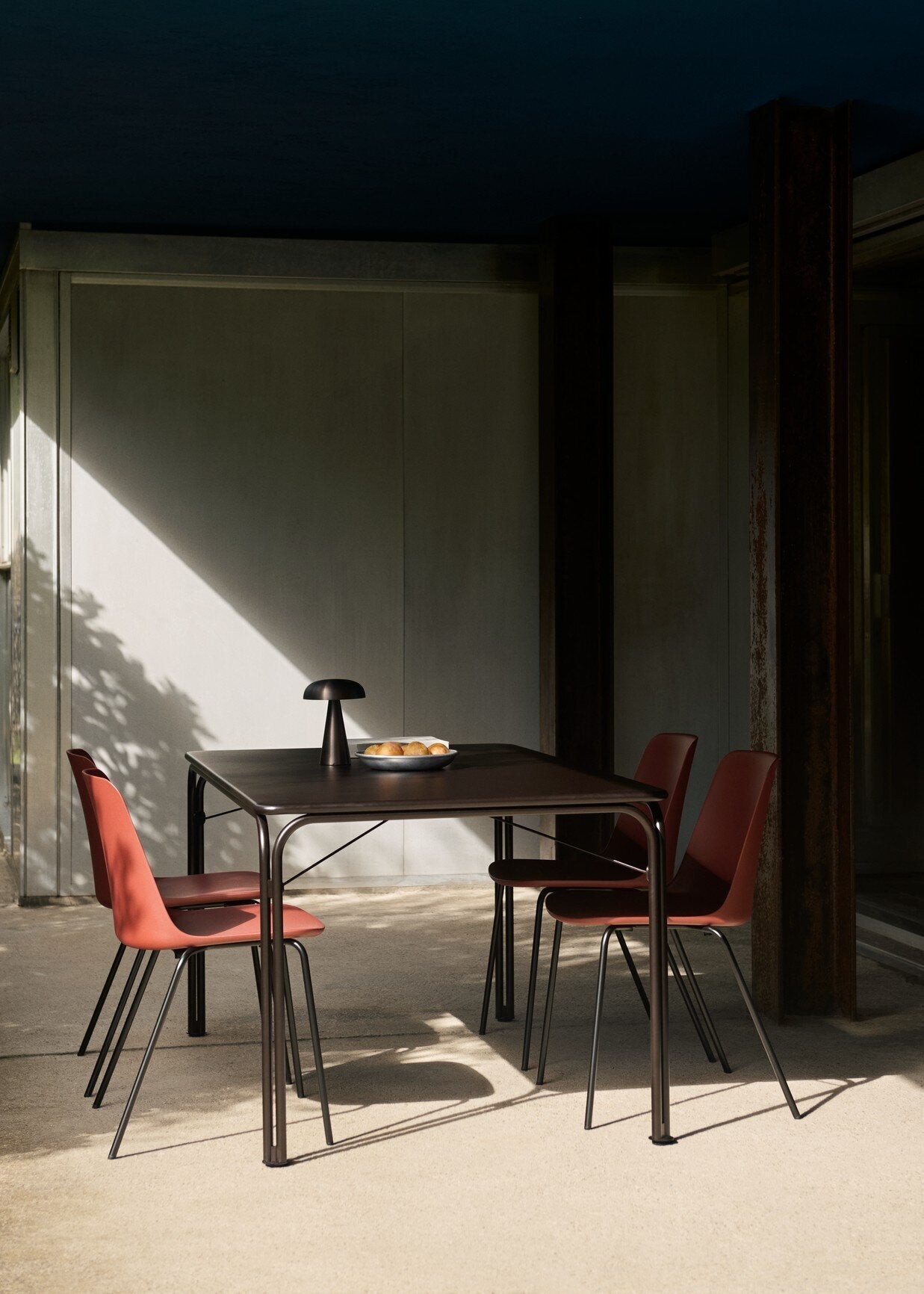 Table rectangulaire de jardin en acier noir chaud 160x90cm Thorvald SC113 - &tradition — 403592.jpg
