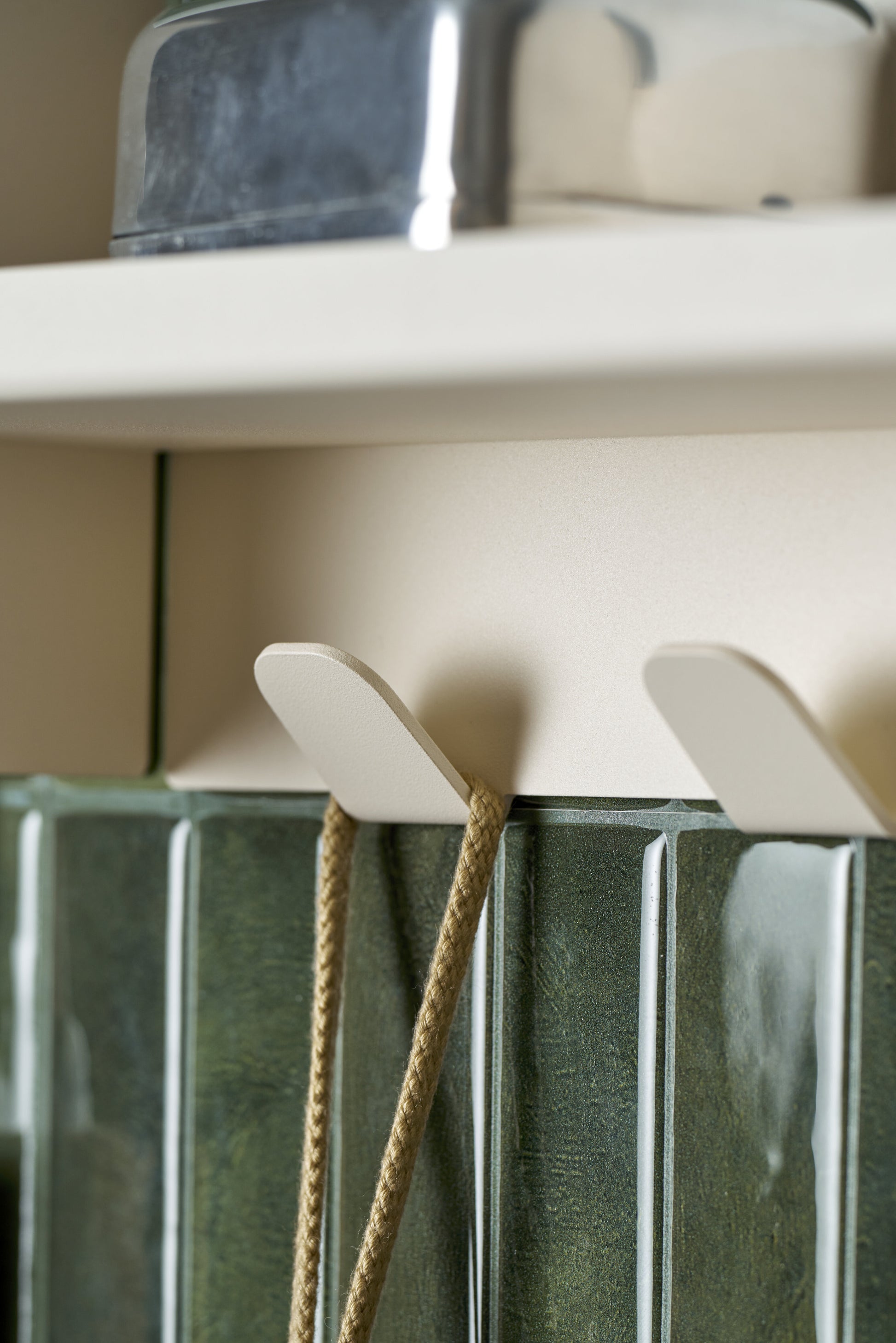 Etagère murale en acier blanc crème avec crochets 30x10cm Pli slim - TIPTOE — 404613.jpg