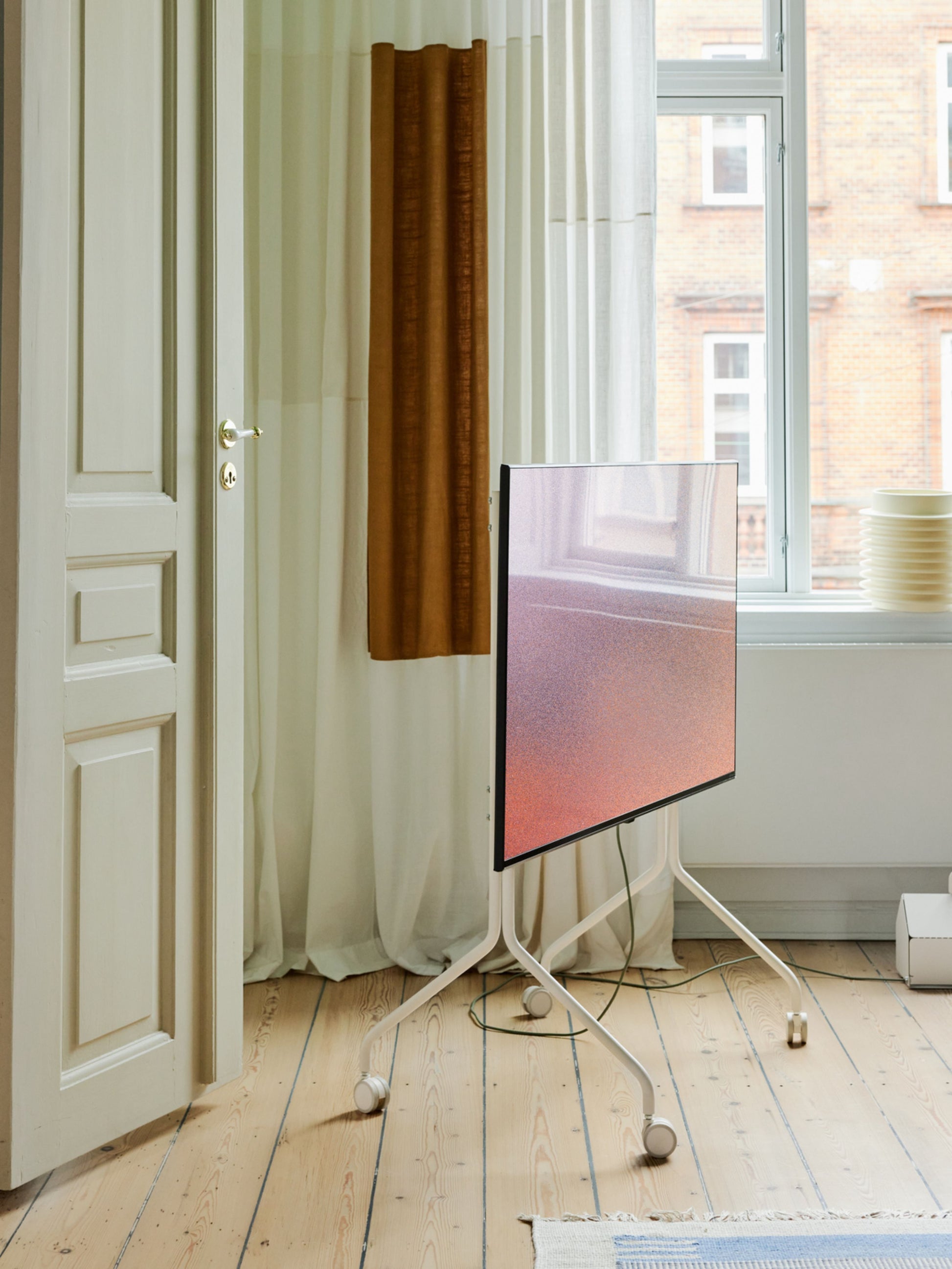 Support pour tv en métal blanc pearl 107x78x54 cm Moon Rollin' - Pedestal — 405486.jpg