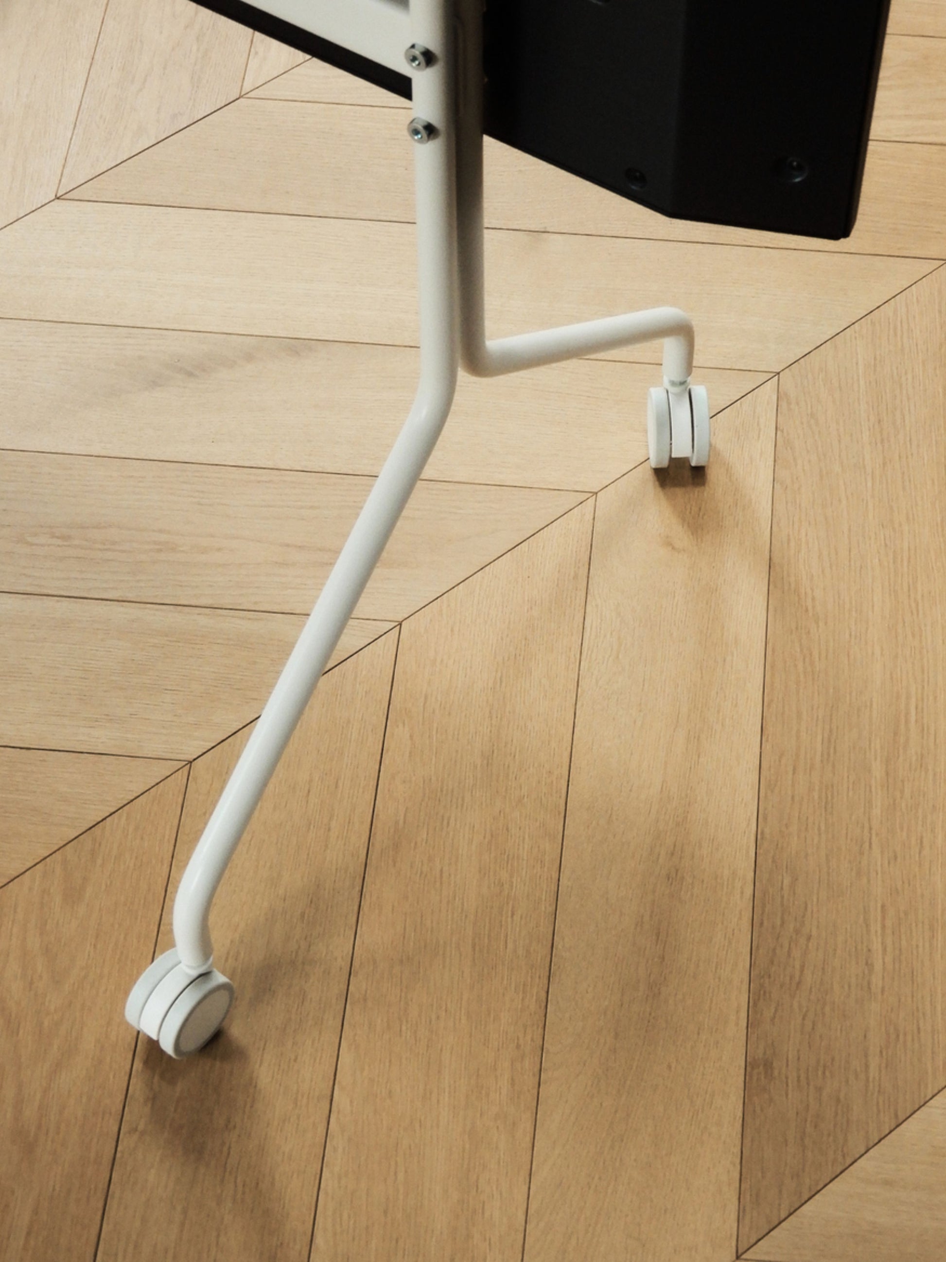Support pour tv en métal blanc pearl 107x78x54 cm Moon Rollin' - Pedestal — 405489.jpg