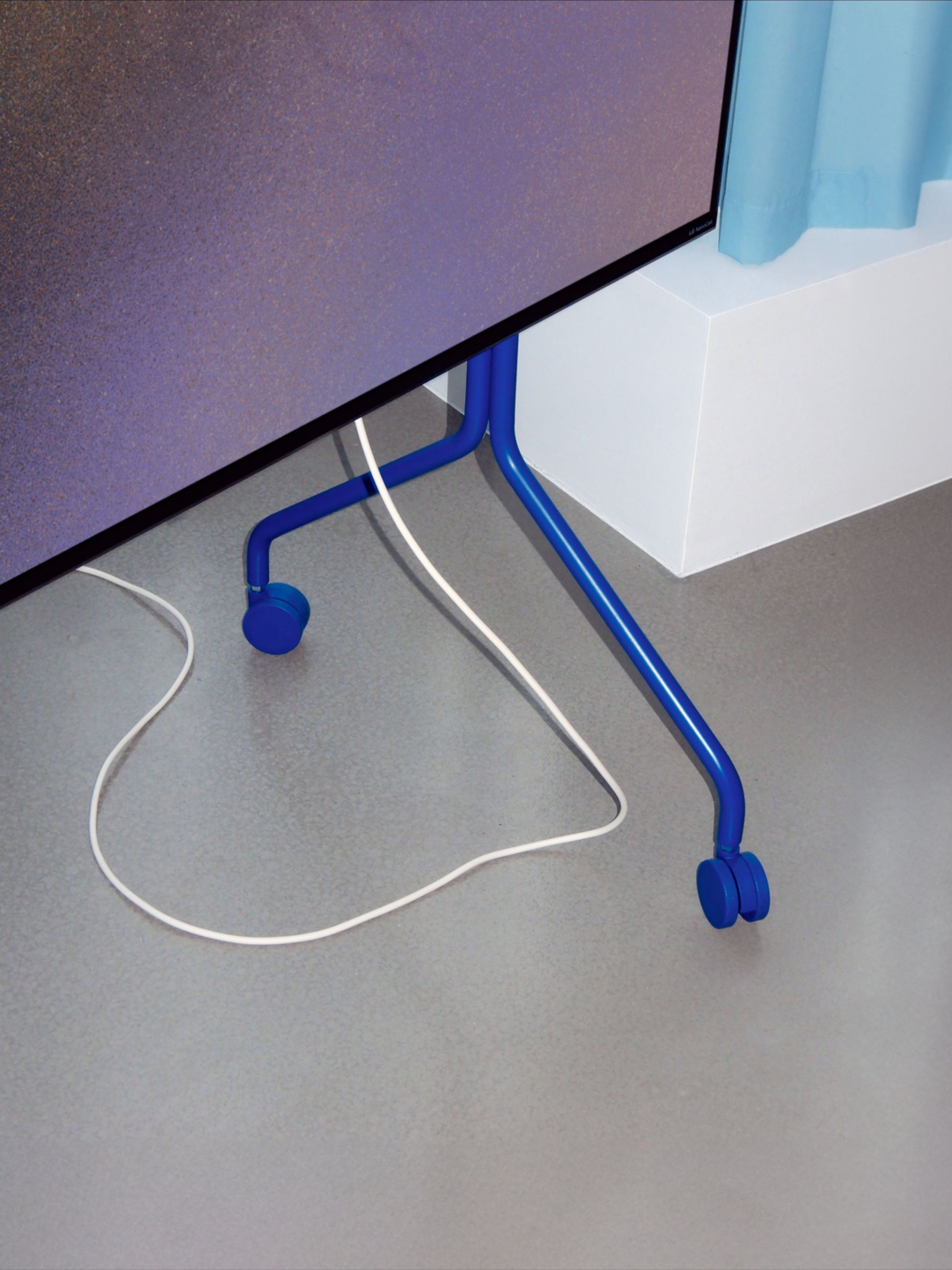 Support pour tv en métal bleu marine 107x78x54 cm Moon Rollin' - Pedestal — 405507.jpg