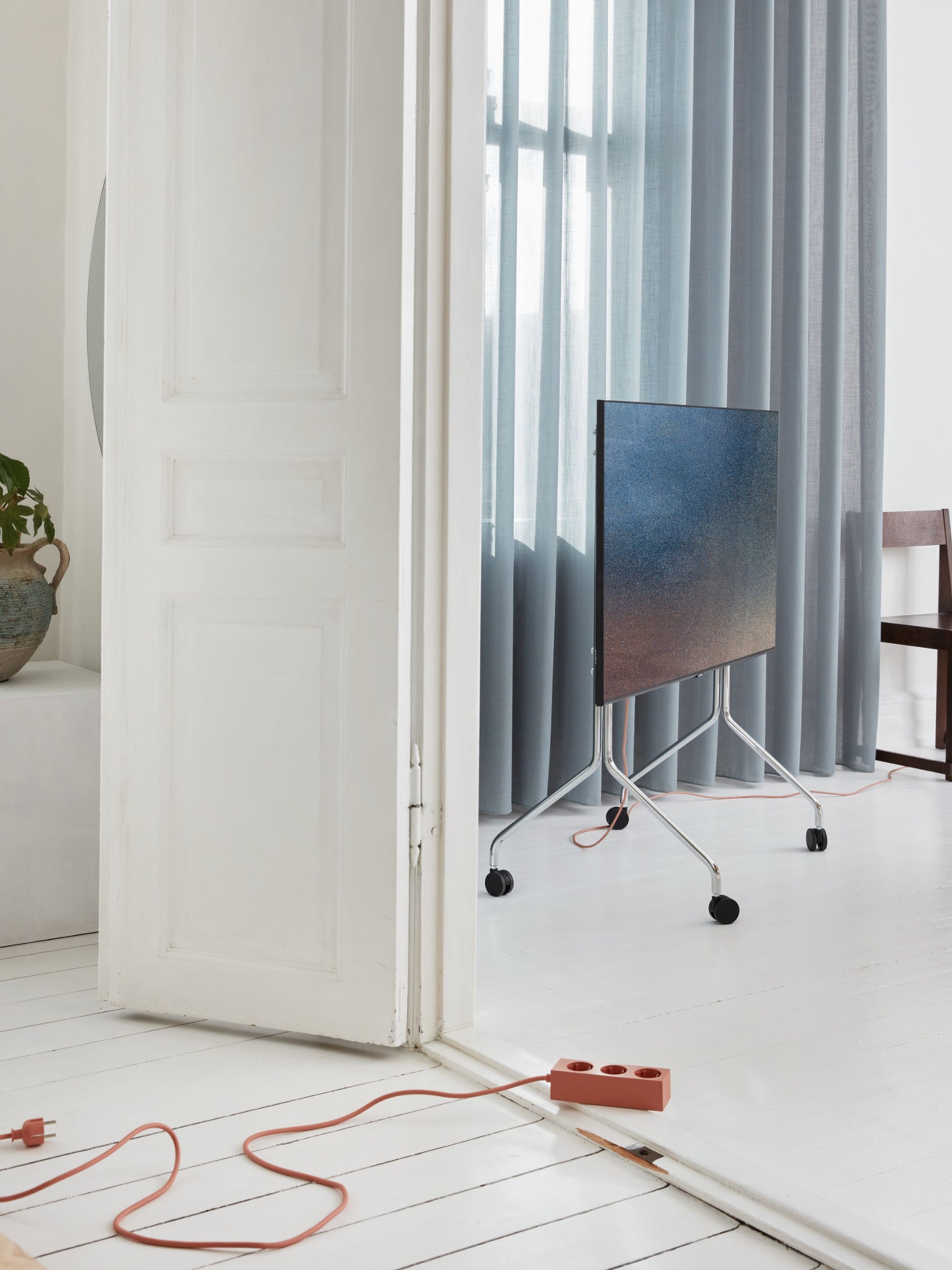 Support pour tv en métal chromé 107x78x54 cm Moon Rollin' - Pedestal — 405533.jpg