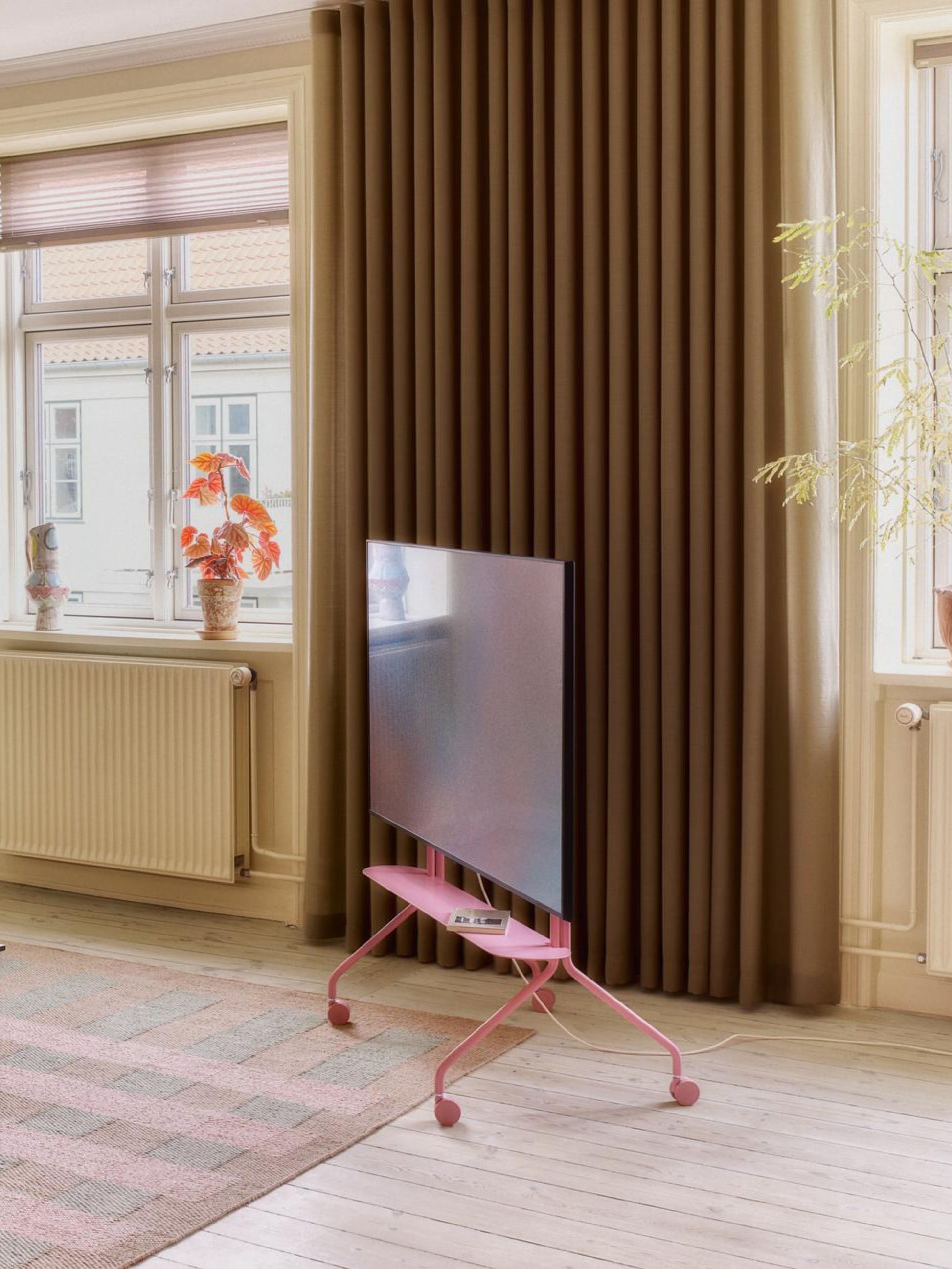 Support pour tv en métal rose 107x78x54 cm Moon Rollin' - Pedestal — 405561.jpg