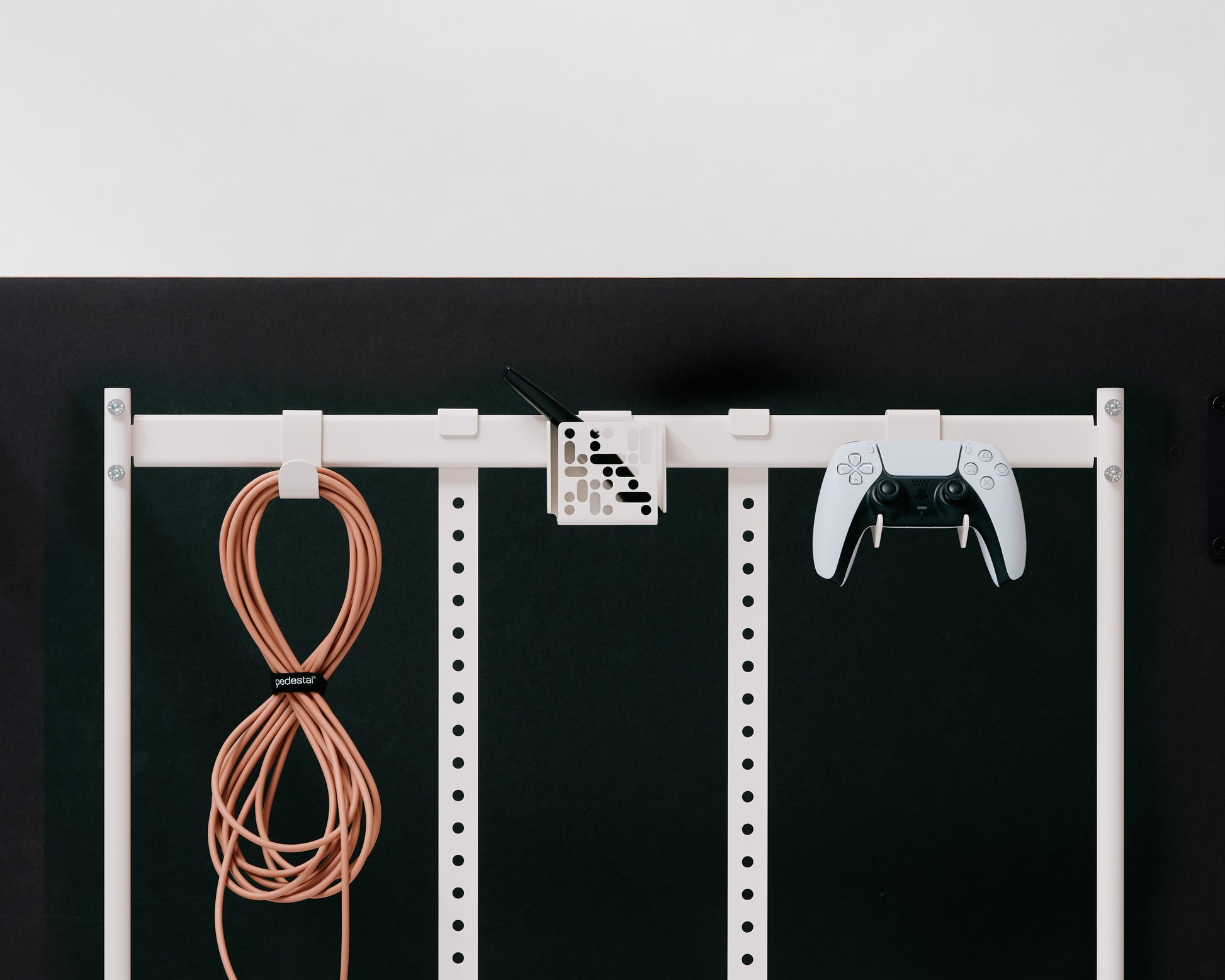 Boite télécommande pour support tv en acier noir Remote Box Mount - Pedestal — 405653.jpg