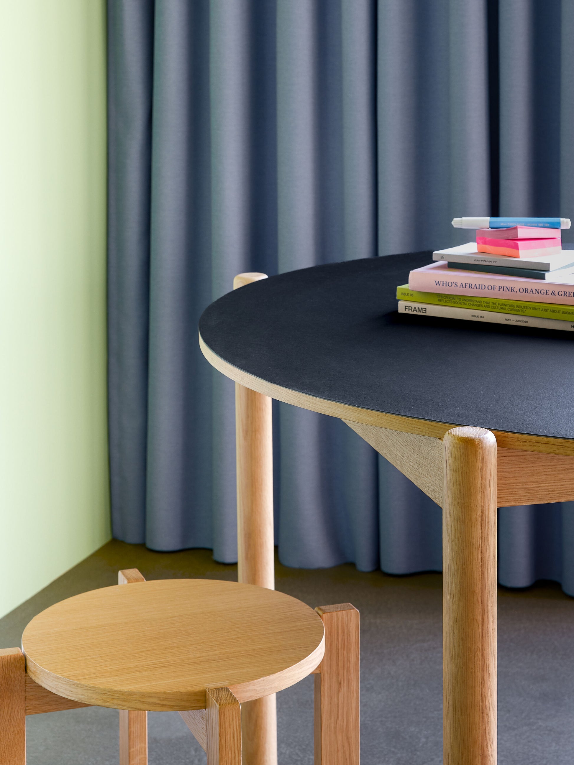 Table de salle à manger ronde Oblique Noir - Hübsch — 408178.jpg