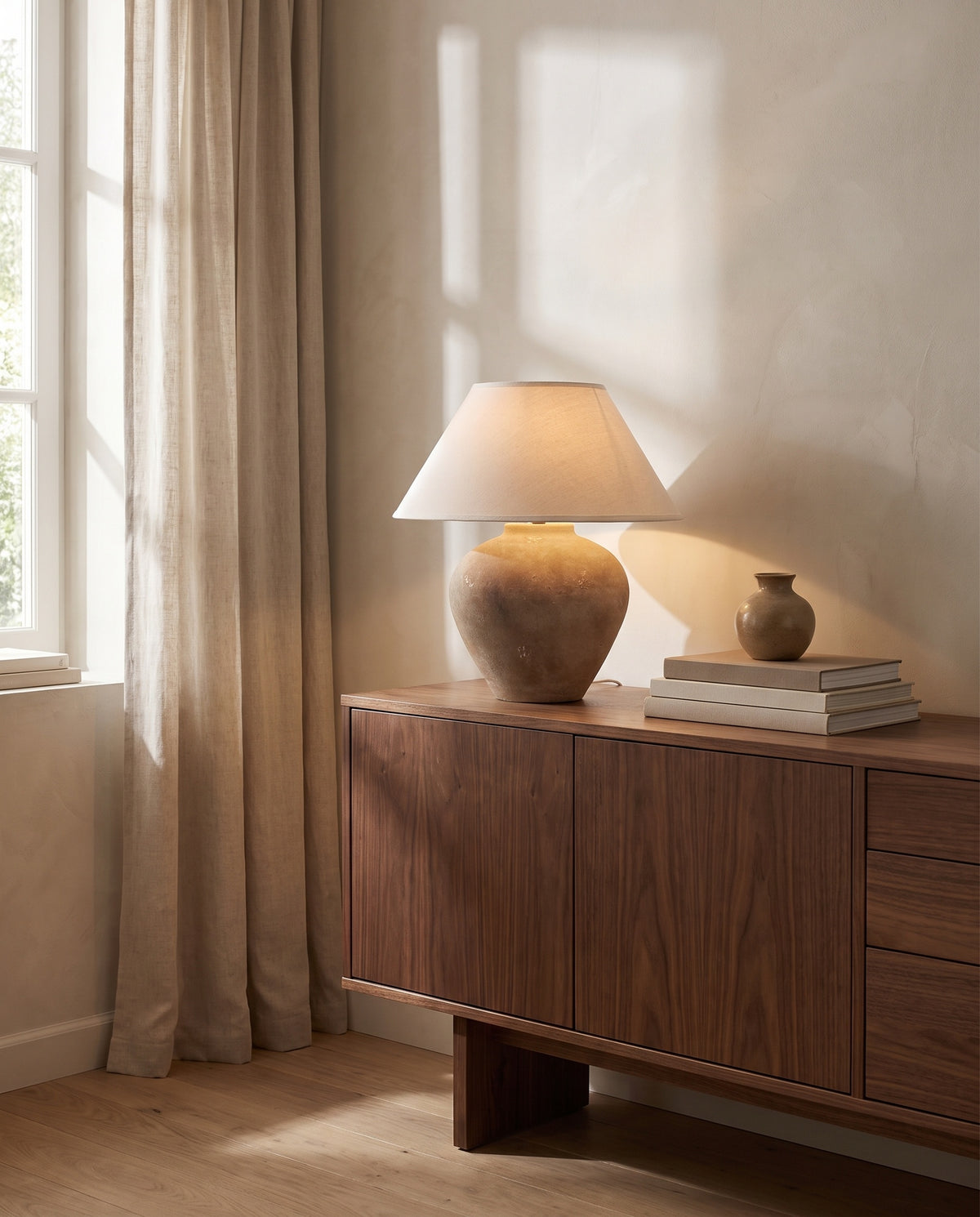 Lampe à poser en céramique sienne 56x58cm Calabria - Troy Lighting en situation