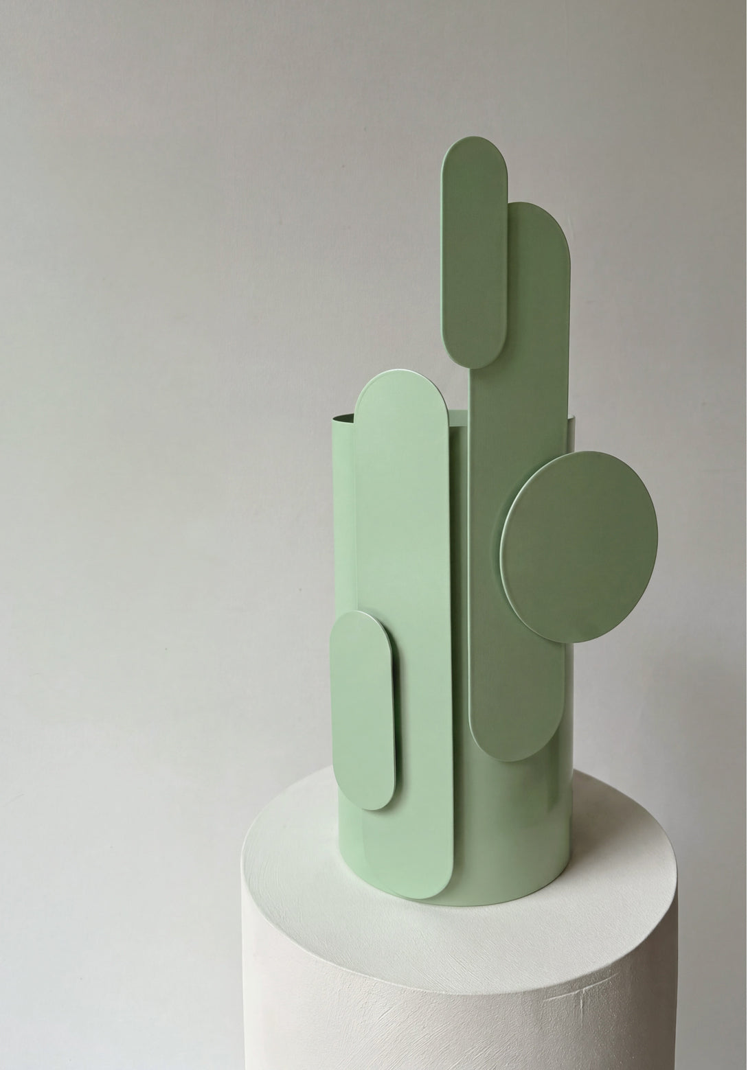 Vase sculptural en métal et verre vert céladon 30cm Toty - Mademoiselle Jo — vue 3