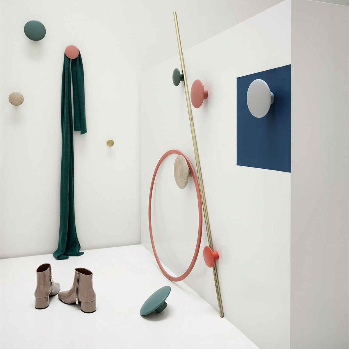 5 Patères rondes en aluminium bleu 5 cm The Dots - Muuto - The Cool Republic