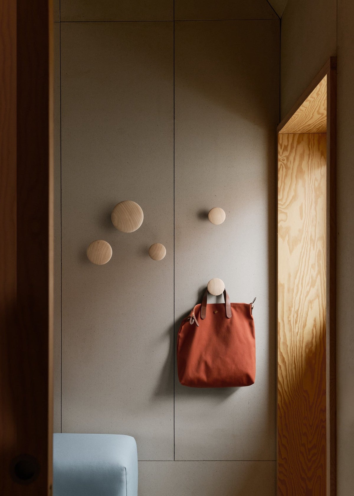 5 Patères rondes en bois noir The Dots - Muuto - The Cool Republic