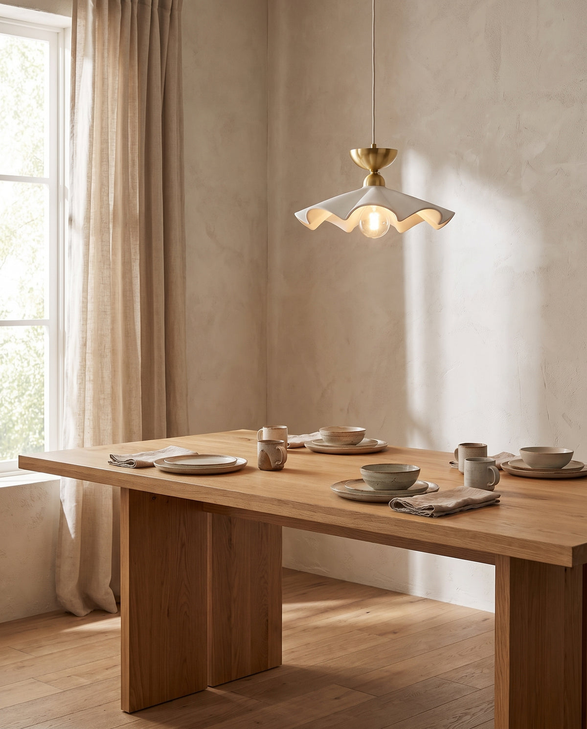 Pendant light in vintage brass and textured white ceramic 41x15cm Maisie - Mitzi en situation