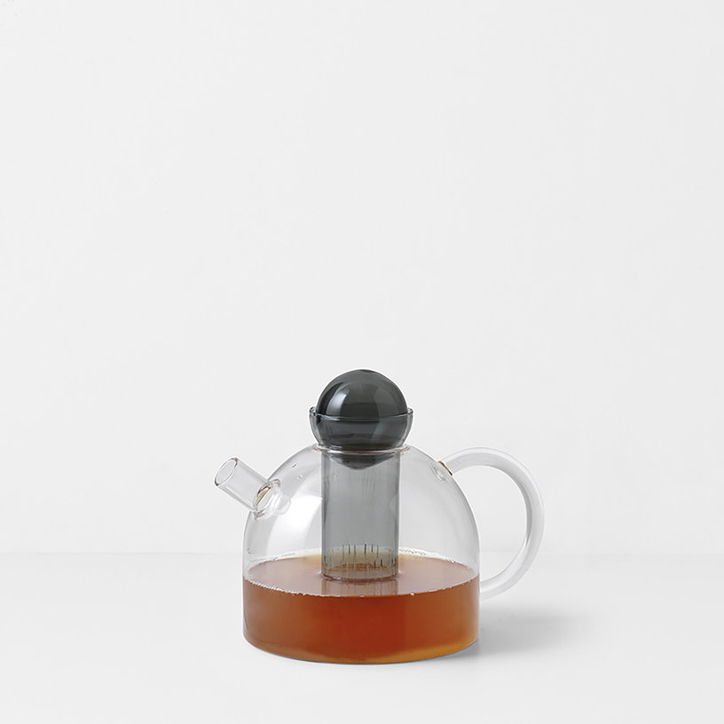 theiere-en-verre-souffle-still-ferm-living-2