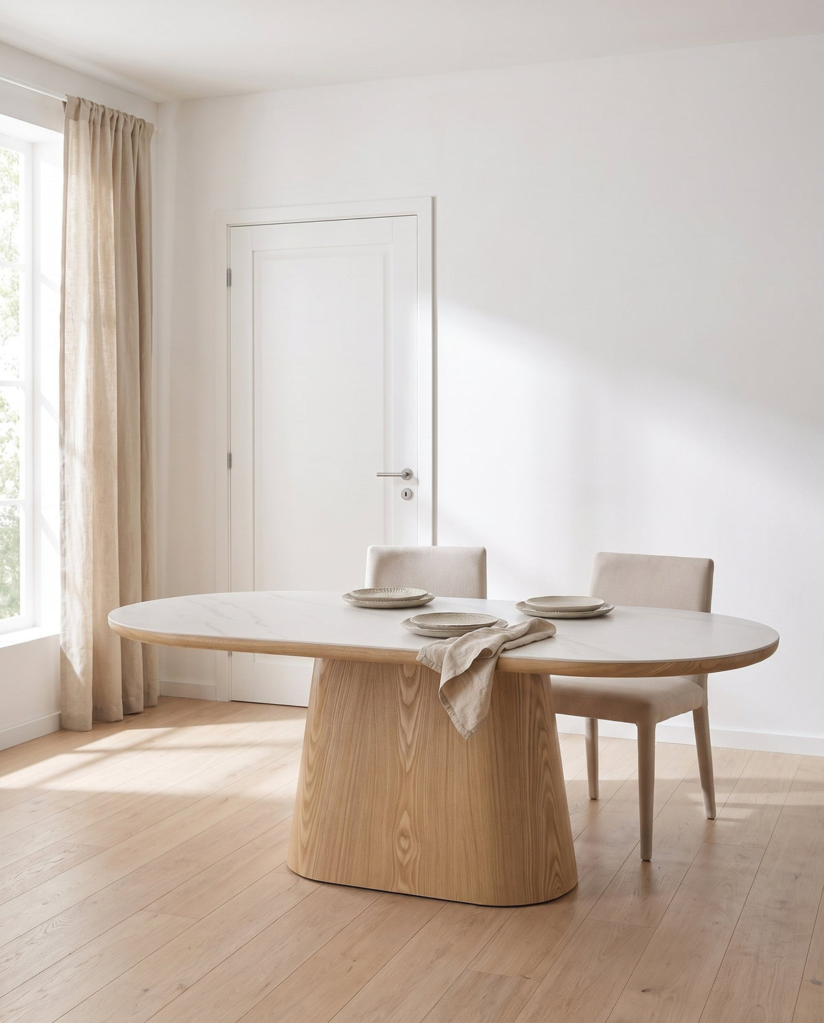 Table à manger ovale en bois de chêne naturel et pierre blanche mate 200x90cm Octave - The Cool Republic en situation