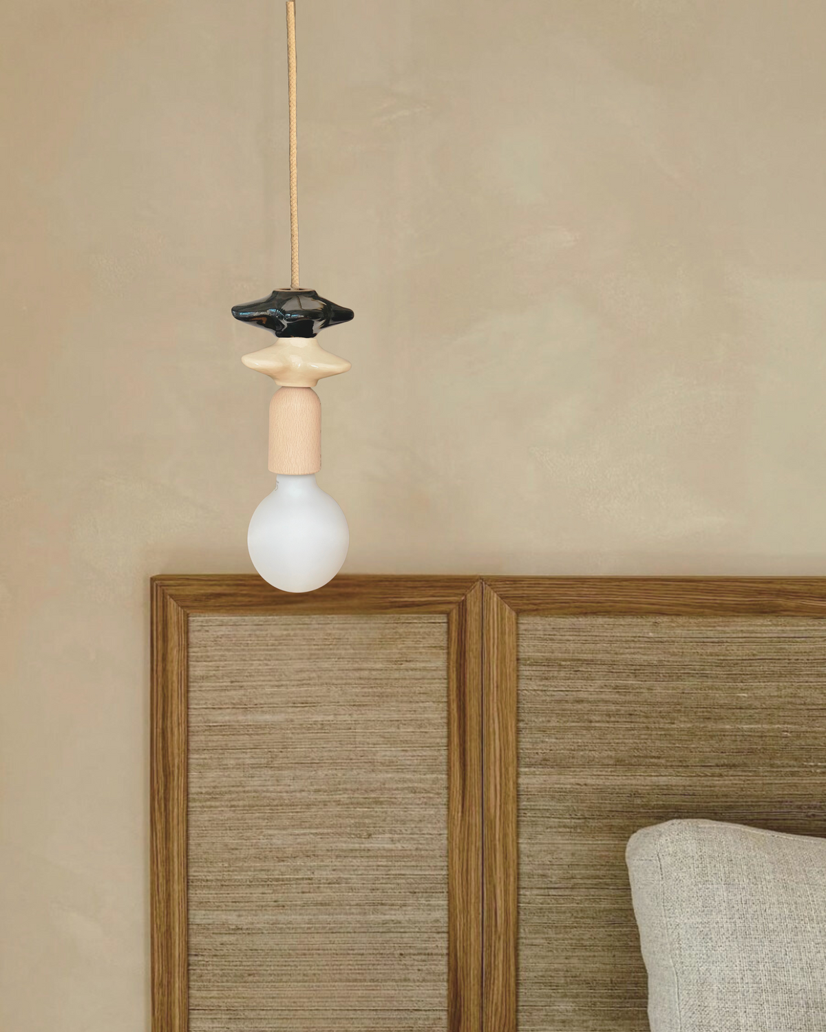 Hängeleuchte aus Keramik und Holz mit zwei hellen Blumen Mona - Carré coco