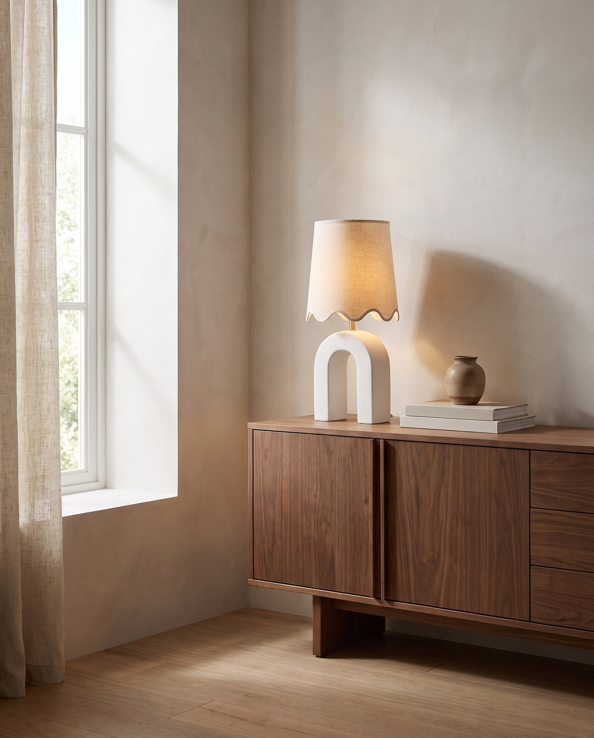 Table lamp in steel, aged brass and matte white ceramic 30x61cm Roshani - Mitzi en situation