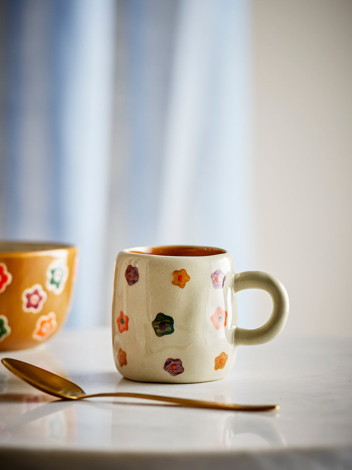Tasse mit Blumen aus beigem Steingut 5, 5x6, 5cm Addy -. Bloomingville
