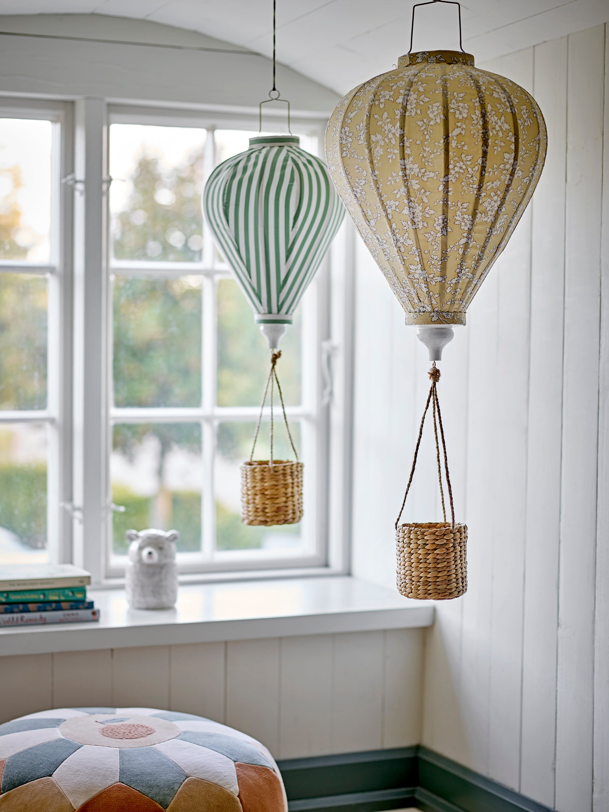 Hot air balloon in green fabric and acacia basket 35 x 85 cm Pomp - Bloomingville mini