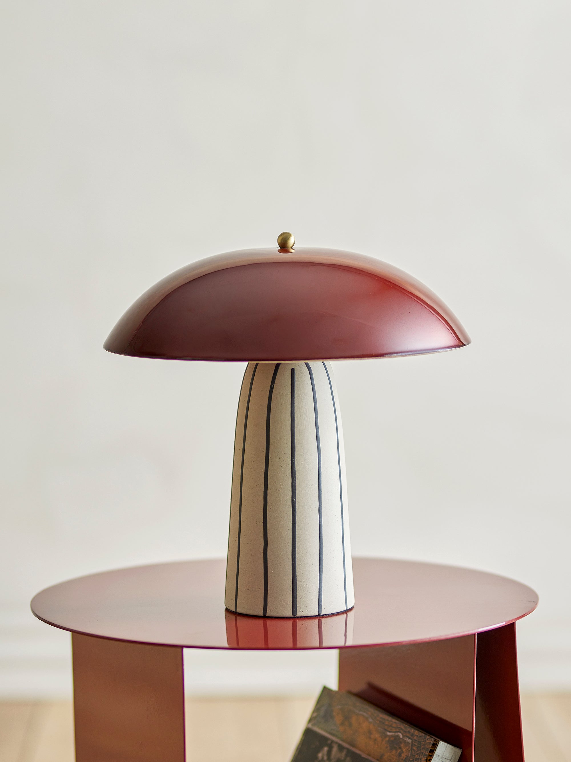 Lampe de table en grès à rayures bleu et abat-jour rouge foncé brillant 21 x 30 x 32 cm Arvid - Bloomingville