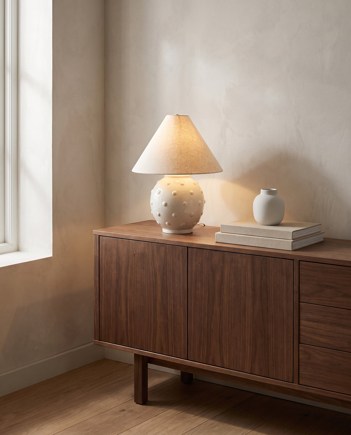 Table lamp in ceramic with aged brass and glossy ivory ceramic 39x46cm Annabelle - Mitzi en situation