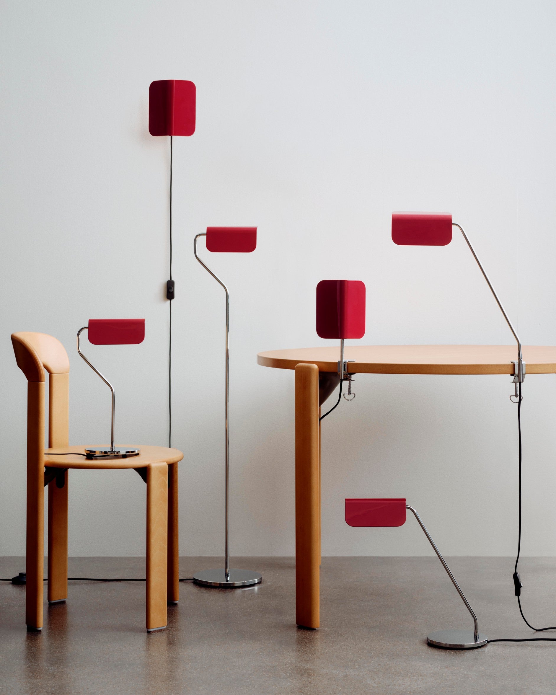 Lampe de bureau base incurvée en acier rouge 38cm Apex - HAY