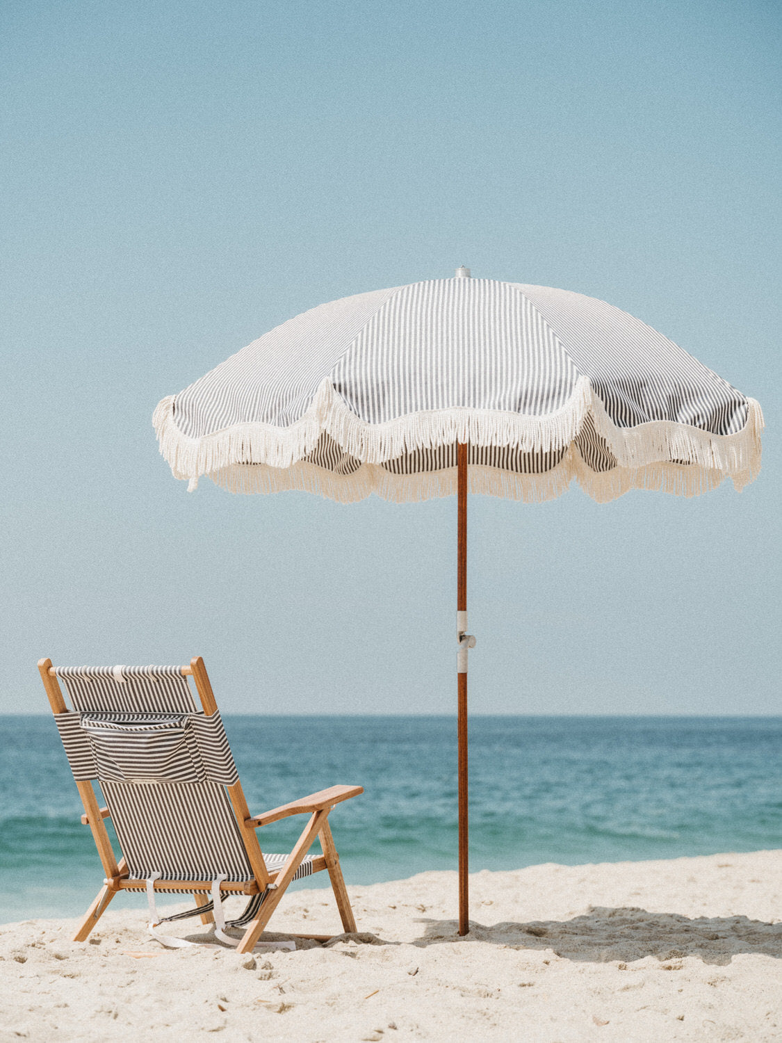 Parasol rond en tissu à rayures bleu marine Laurens Stripe The Premium - Business & Pleasure