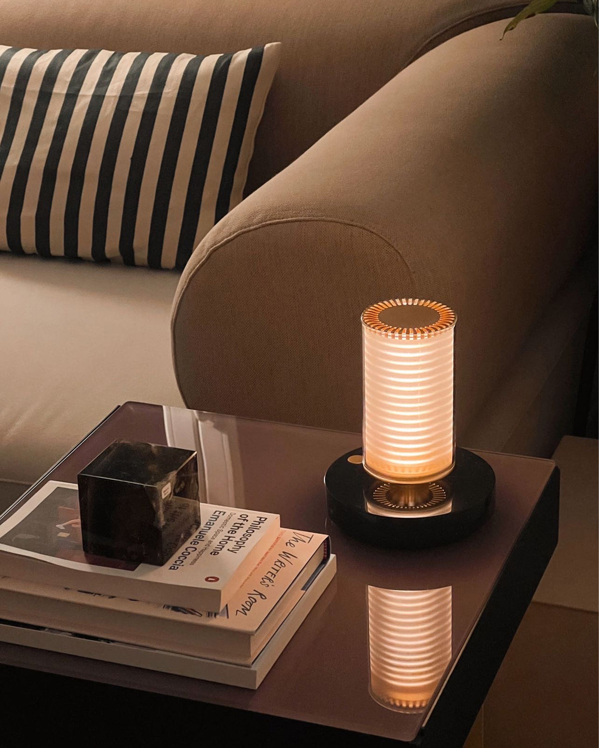 Lampe portable en marbre noir et verre Frechin - DCW Editions
