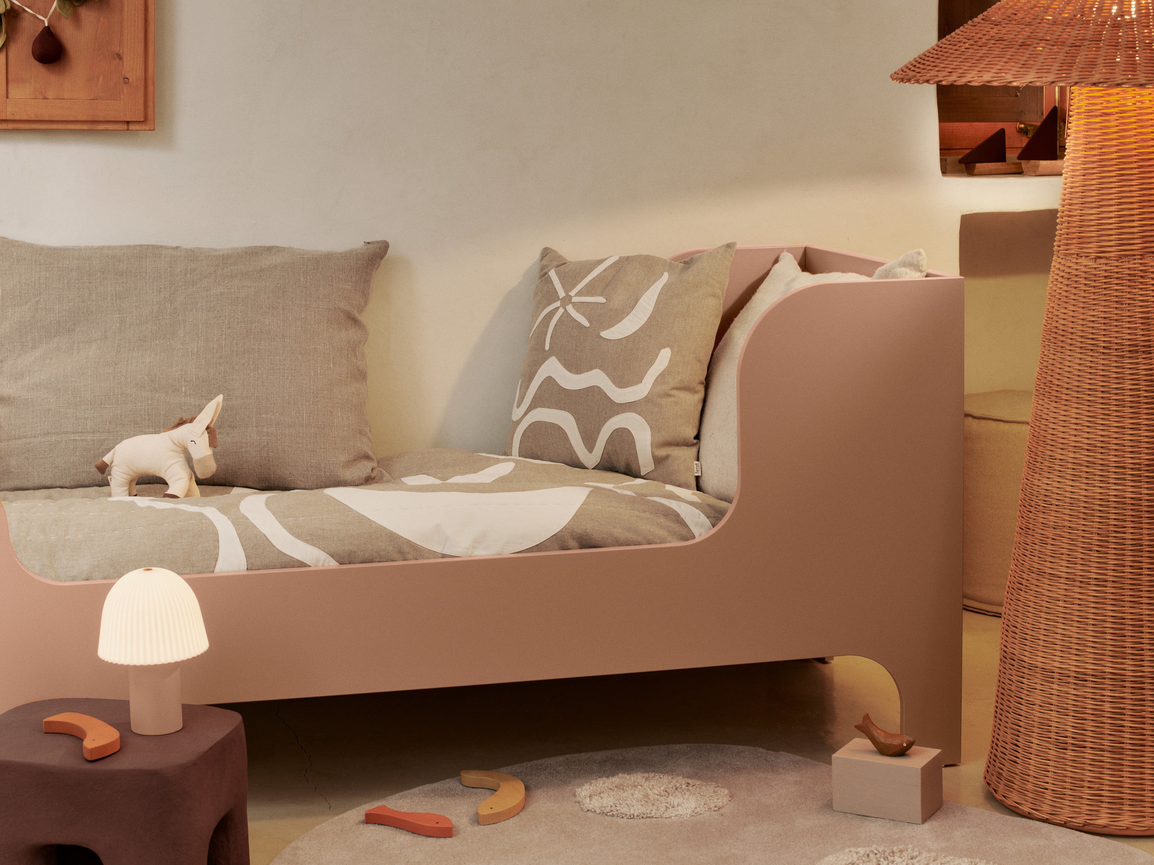Lit pour enfant en bois rose 166x76x80cm Sill - Ferm Living