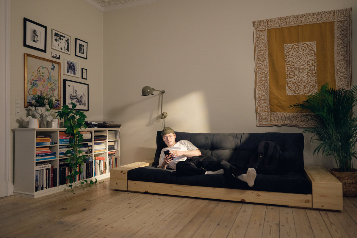 Canapé convertible avec rangement en pin dossier noir et matelas gris foncé Base - Karup Design