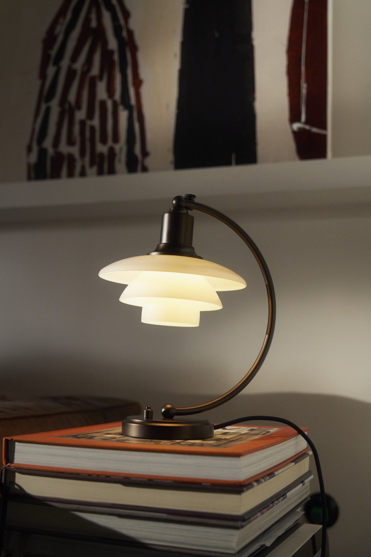 Lampada da tavolo in ottone invecchiato e vetro bianco opale PH 2-2 LUNA - Louis Poulsen