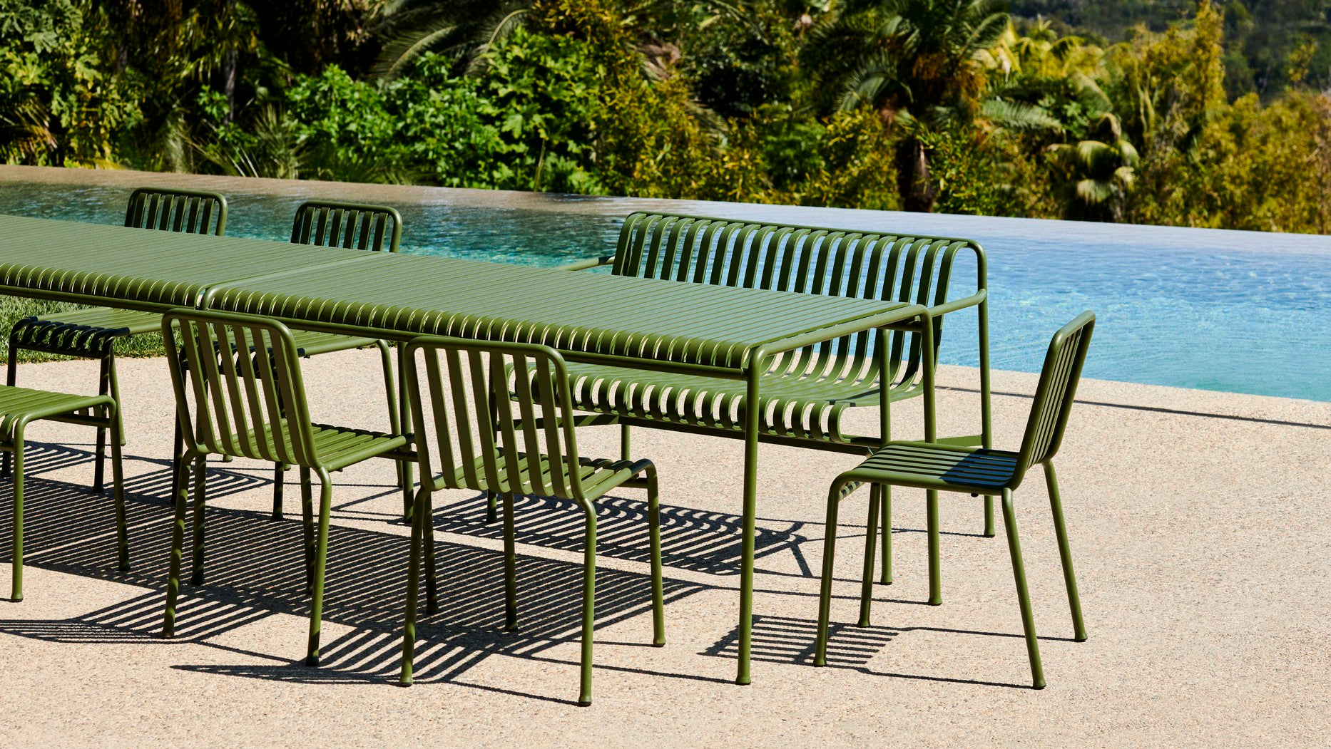Banc de jardin avec accoudoirs en métal crème Palissade - HAY