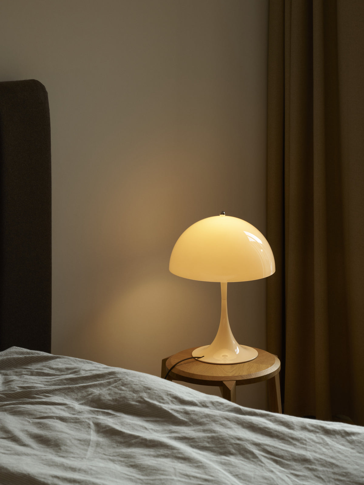 Lampada da Tavolo Beige Opale PANTHELLA 320 V2 - Louis Poulsen