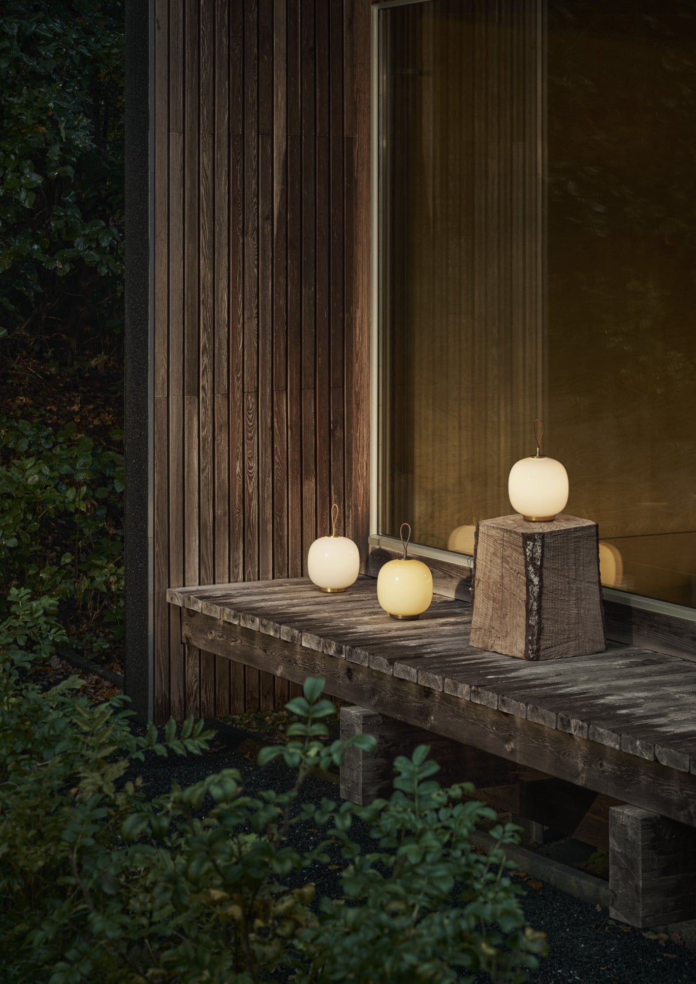 Lampada portatile in ottone e vetro soffiato bianco opale lucido VL 45 RADIOHUS - Louis Poulsen