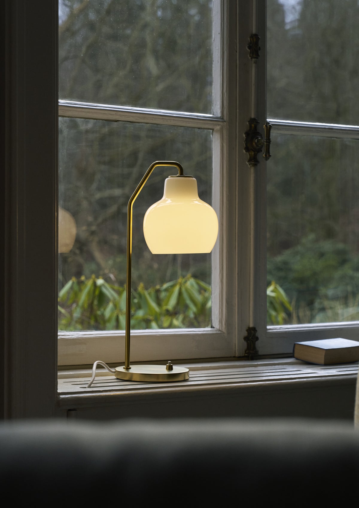 Lampada da tavolo in ottone e vetro bianco opale 15cm VL RING CROWN TABLE - Louis Poulsen