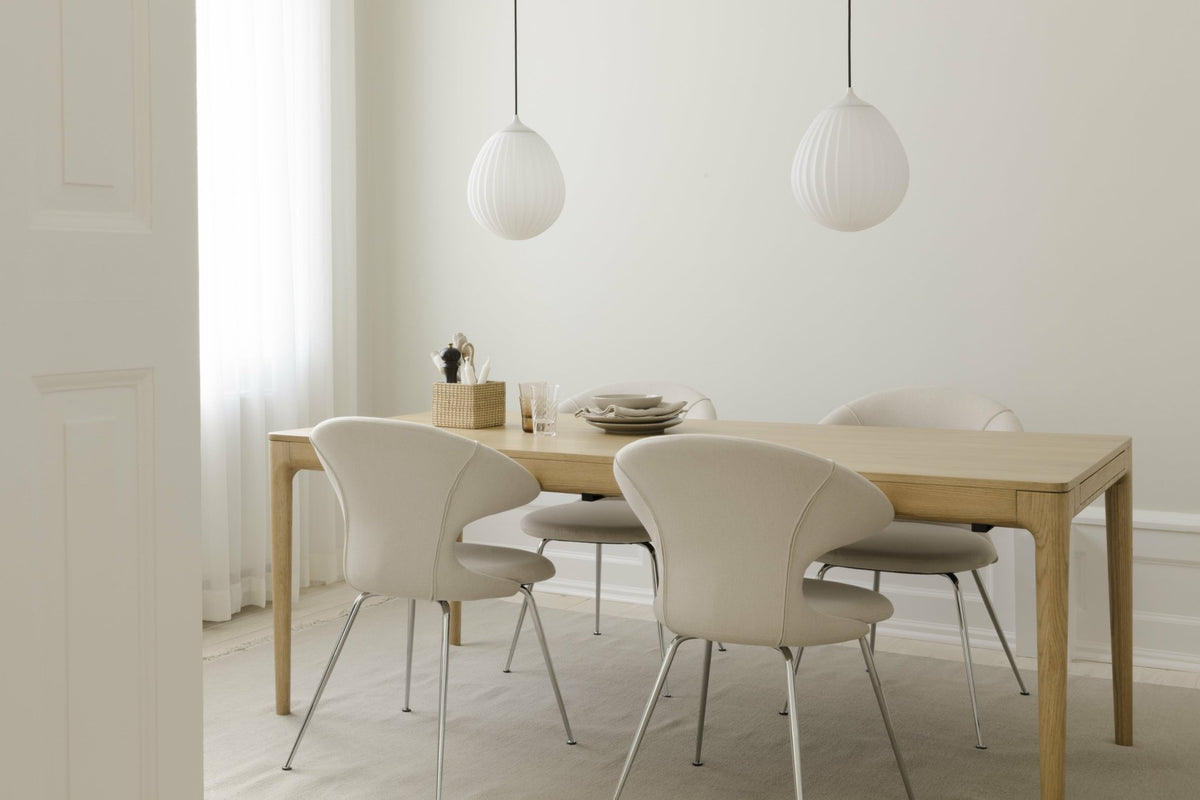 Abat-jour blanc en verre Opale et accroche en blanc Around the World - UMAGE - The Cool Republic