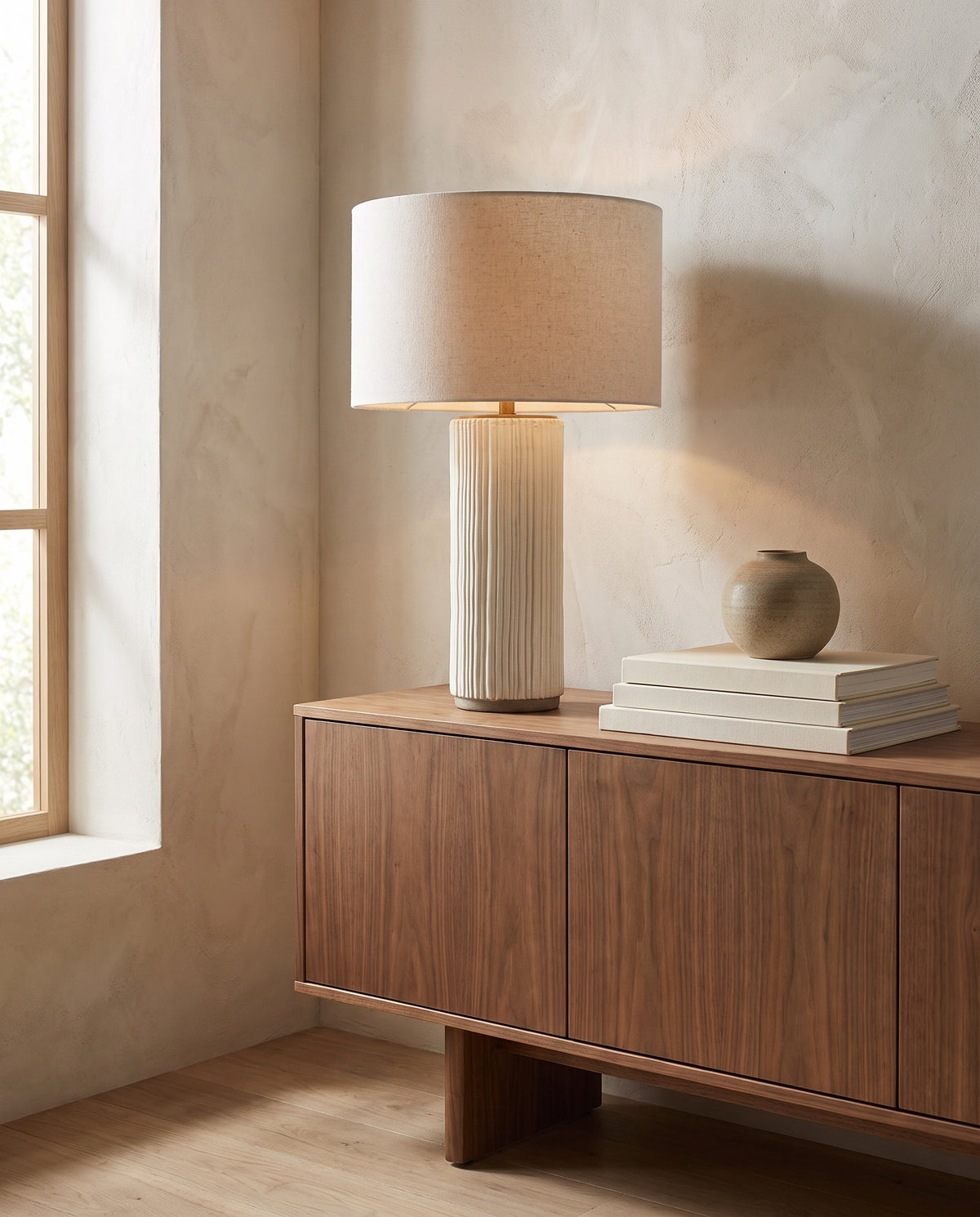 Lampe à poser en céramique laiton vieilli et céramique ivoire cannelée 48x79cm Crestwood - Hudson Valley Lighting en situation