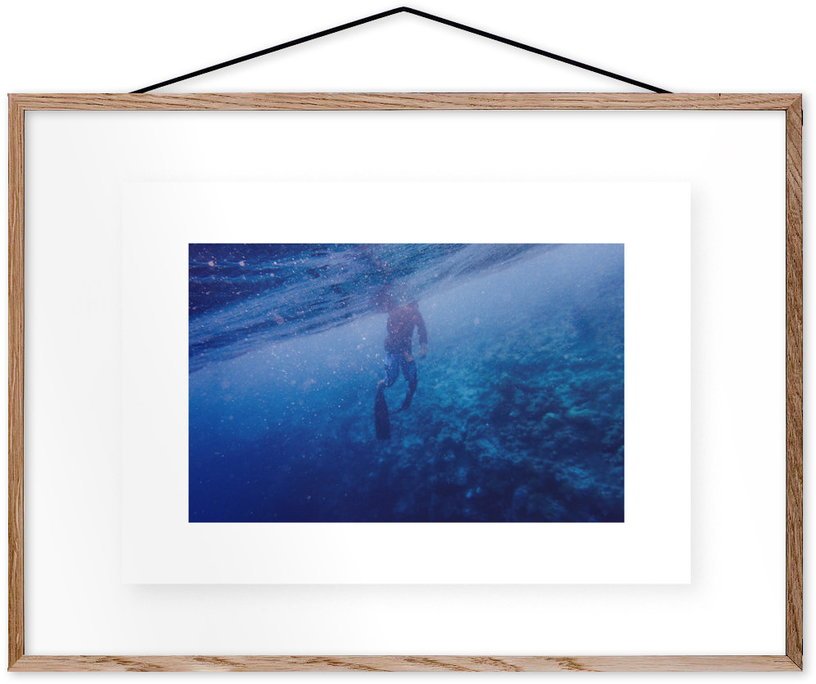 Affiche Grand Bleu encadrée Moebe chêne A2 - Le Renard - The Cool Republic