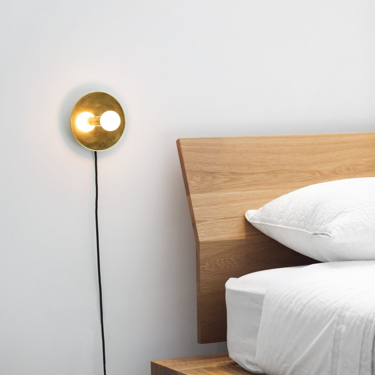Applique avec prise en acier noir Dot - Lambert & Fils - The Cool Republic
