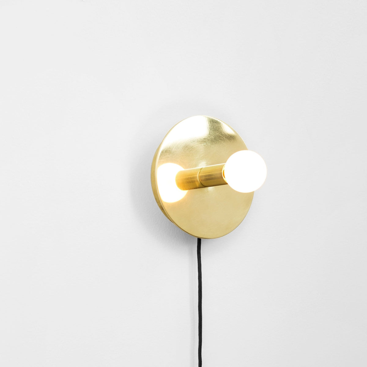 Applique avec prise en laiton Dot - Lambert & Fils - The Cool Republic