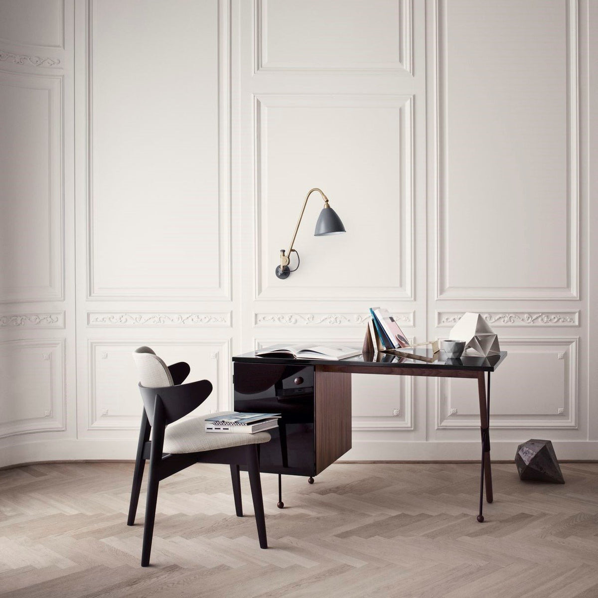 Applique avec prise en laiton et métal noir Bestlite BL6 - Gubi - The Cool Republic